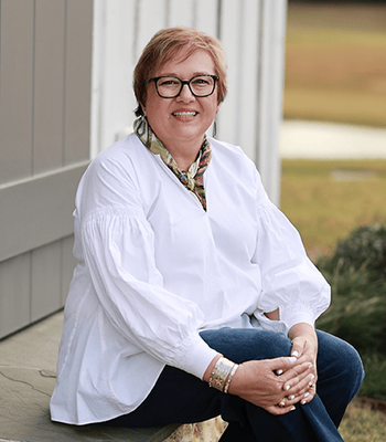 Portrait of Lisa Mayer, Broker Associate.