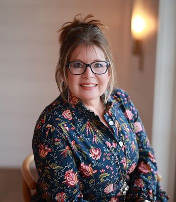Portrait of Liz Blome, REALTOR® Associate.