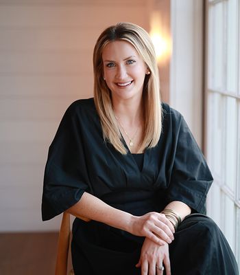 Portrait of Caroline Wolff, REALTOR® Associate.